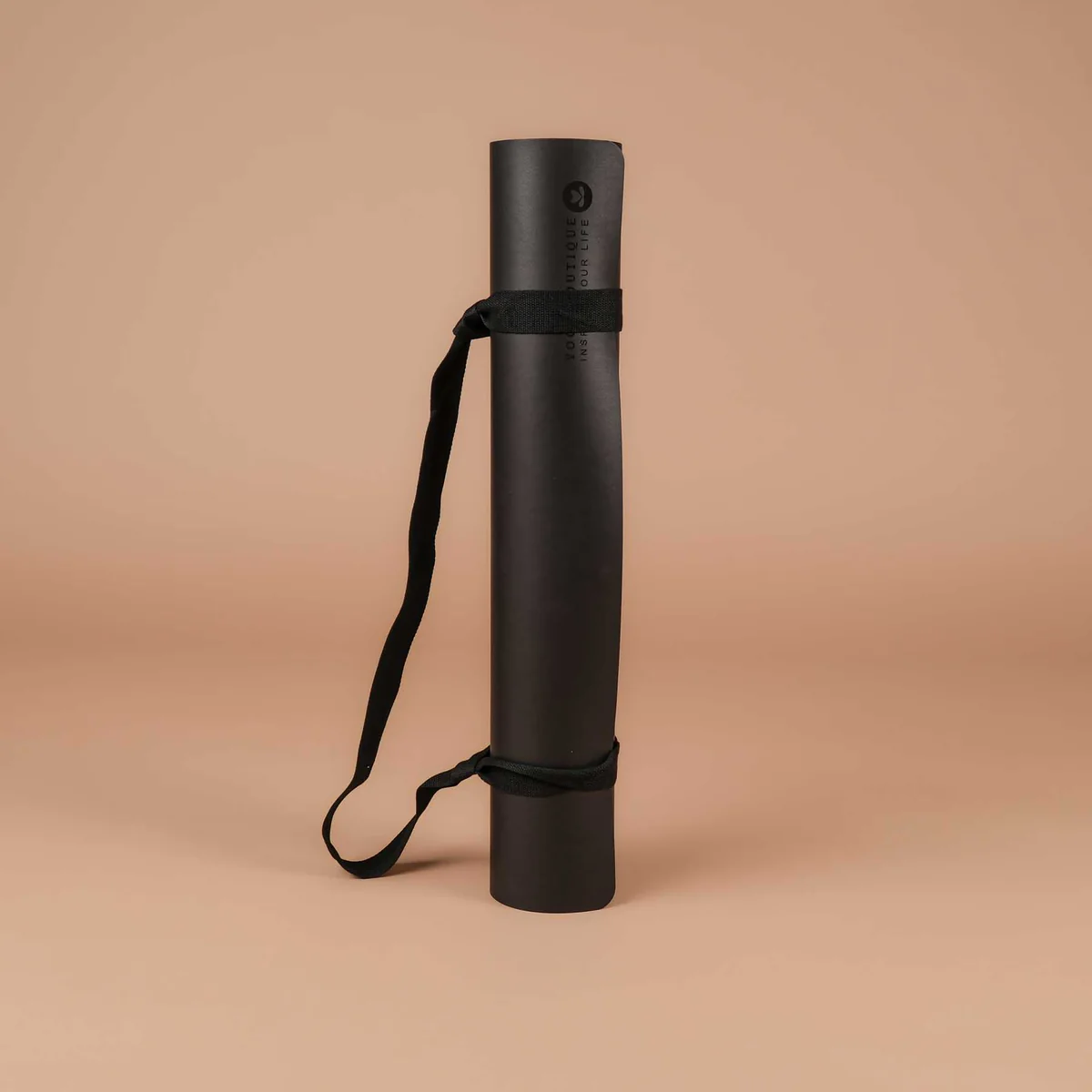 Tapis de yoga noir roulé avec sangle