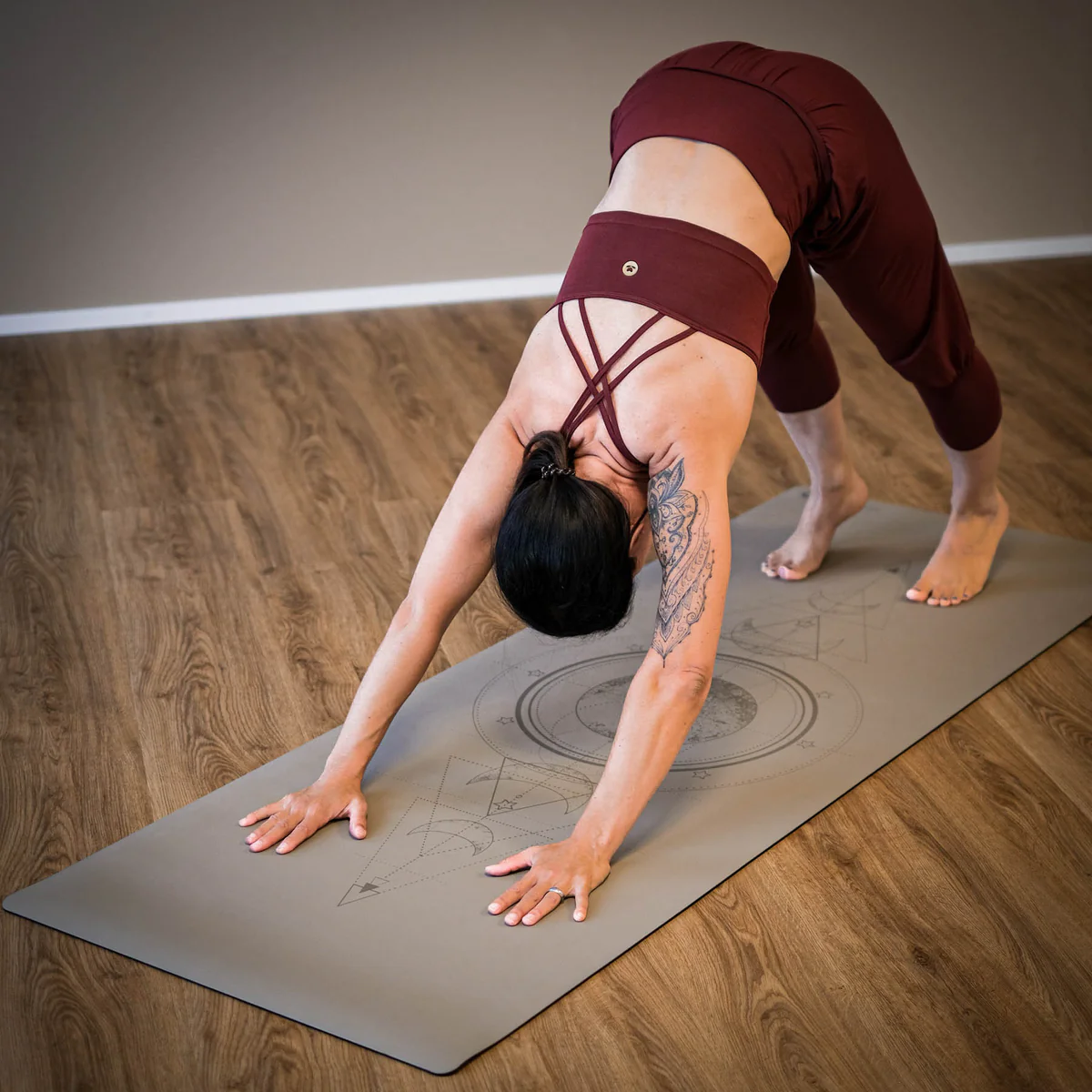Femme faisant du yoga sur un tapis