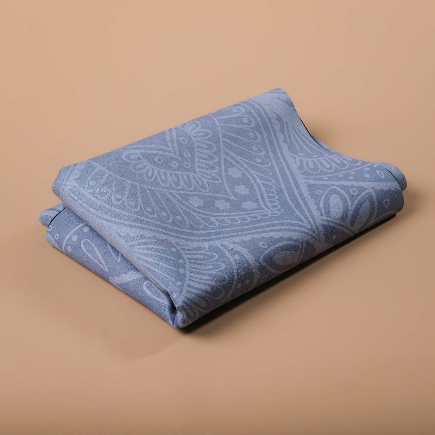 Tapis de yoga de voyage serviette de yoga bleu plié avec motifs mandala ton sur ton Yoga Boutique