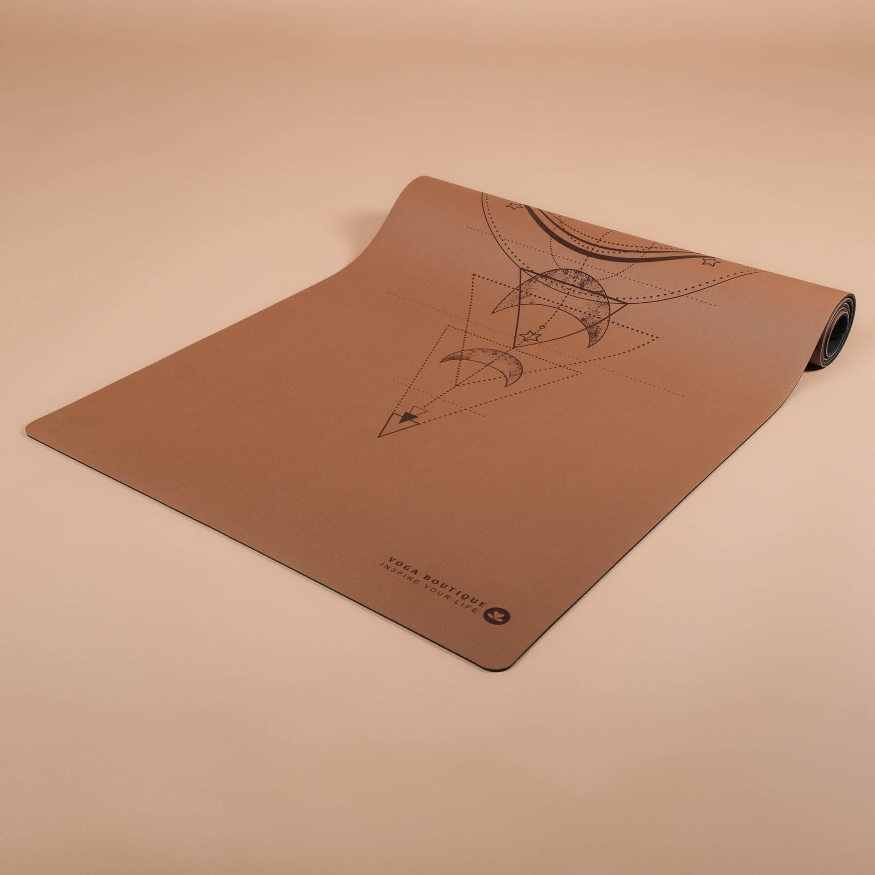 Tapis de yoga marron avec motifs géométriques.