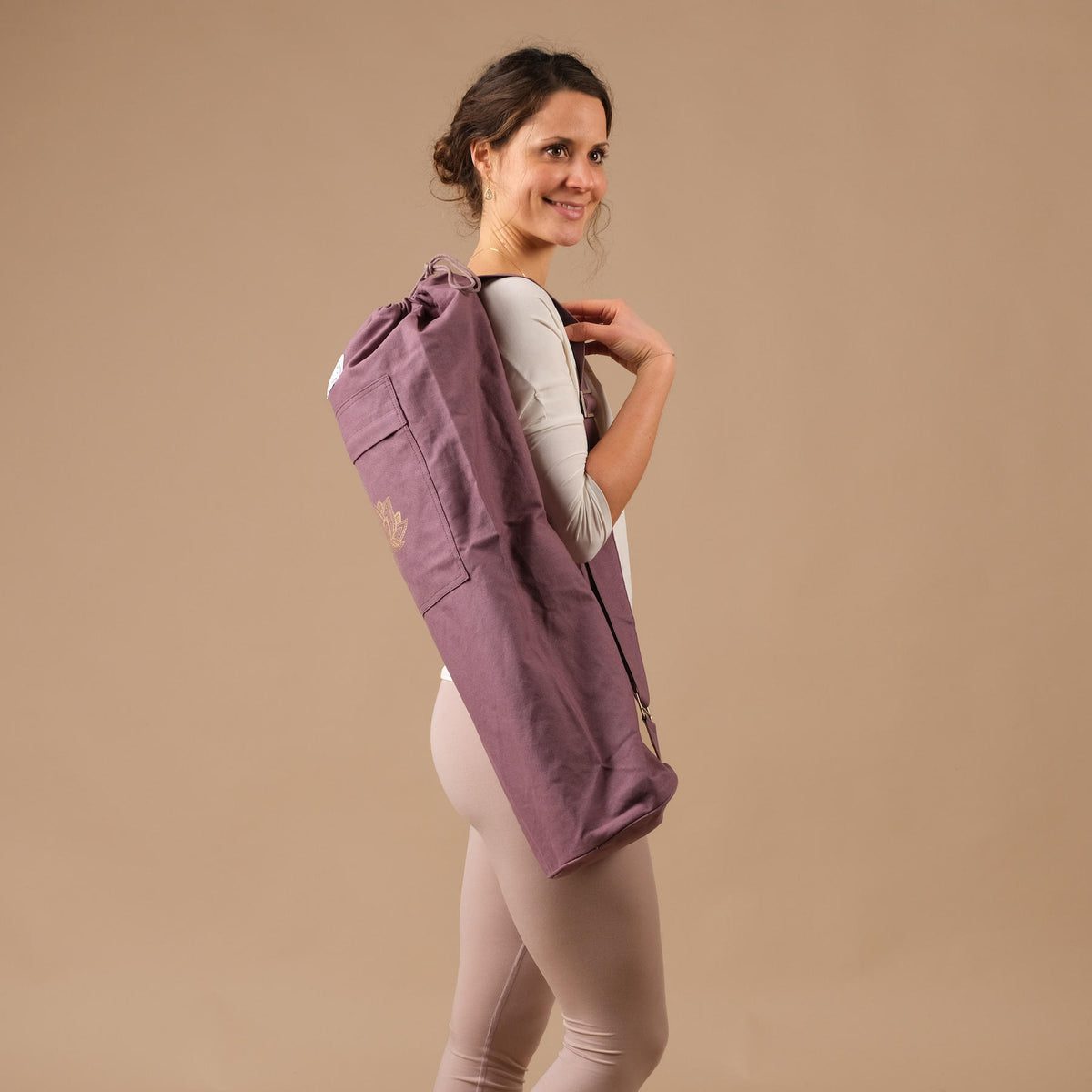 Femme portant un sac de yoga violet