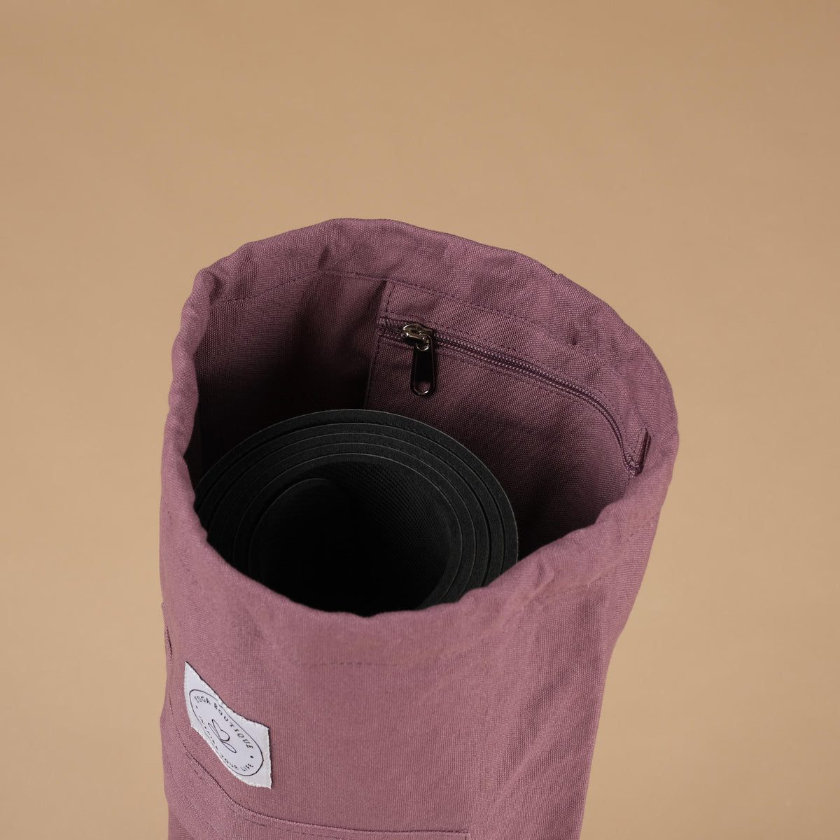 Sac violet avec tapis de yoga noir