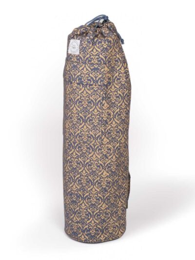 Grand sac à tapis de yoga en coton avec poches, bandoulière et impressions block print dorées sur fond bleu sur toute la surface