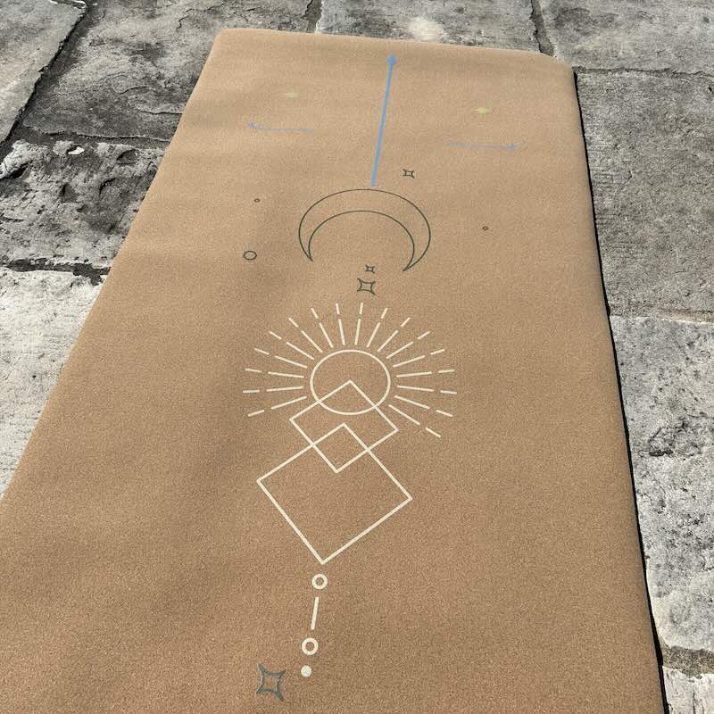 Tapis de yoga beige avec motifs géométriques