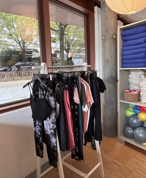 Petite boutique permanente au studio Espace Léopard à Genève. Habits de sport et yoga pour homme et pour femme, leggings, pantalons, t-shirts et brassières