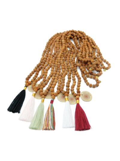 Chapelets mala en perles de rudraksha avec pompons colorés