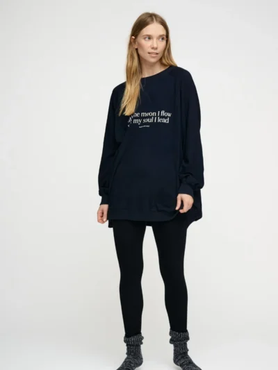 Femme portant un sweat bleu marine profond oversize et des leggings noirs
