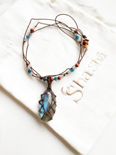 Collier artisanal avec pierre bleue et perles colorées