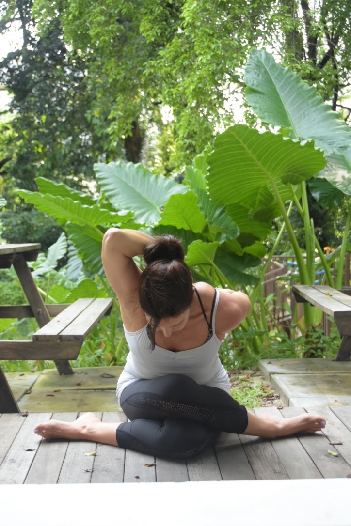 Femme faisant du yoga en plein air Gomukhasana posture de la tête de vache