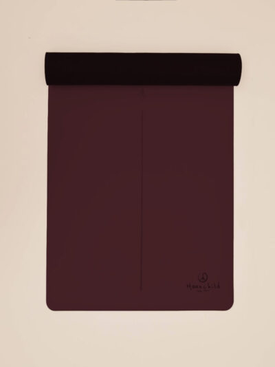Tapis de yoga bordeaux roulé