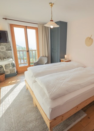 Chambre lumineuse avec balcon et vue montagne