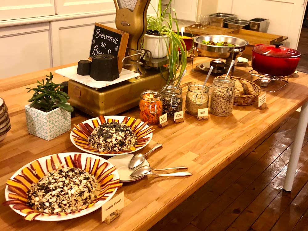 Buffet avec salades, pains et bocaux variés