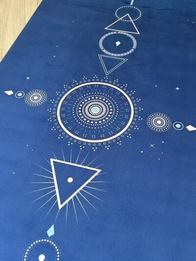Tapis de yoga bleu à motifs géométriques