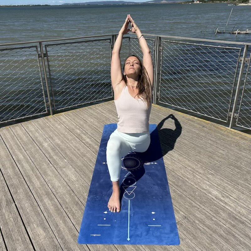 Femme pratiquant le yoga au bord de l’eau