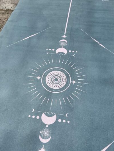Motif céleste blanc peint sur sol bleu