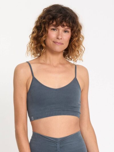 femme qui porte une brassière de sport bleu indigo avec bretelles droites vue de face