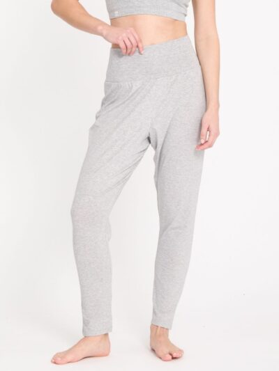 Pantalon ample resserré en bas porté par une femme sur de face de coloris gris clair chiné