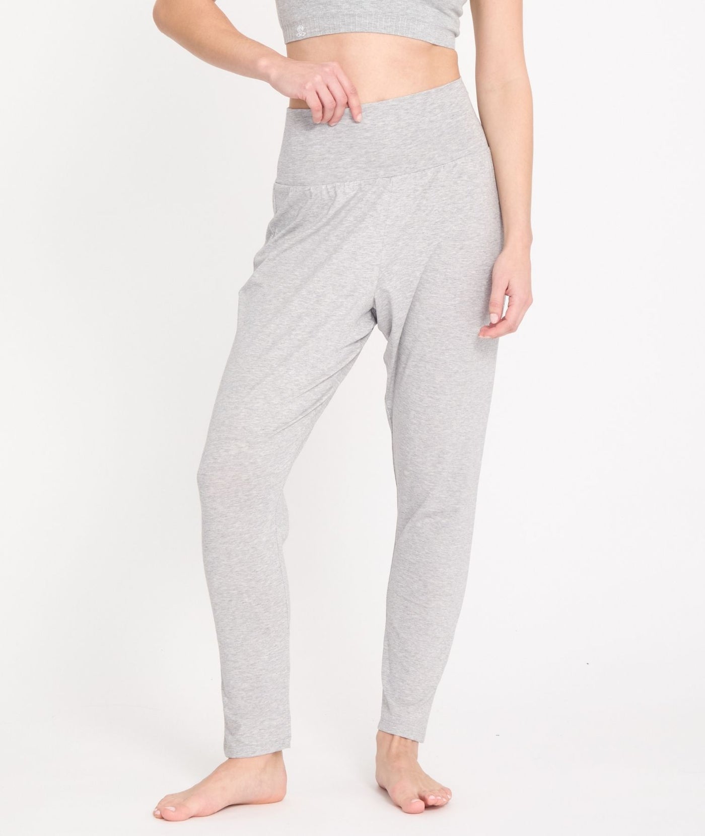Pantalon ample resserré en bas porté par une femme sur de face de coloris gris clair chiné