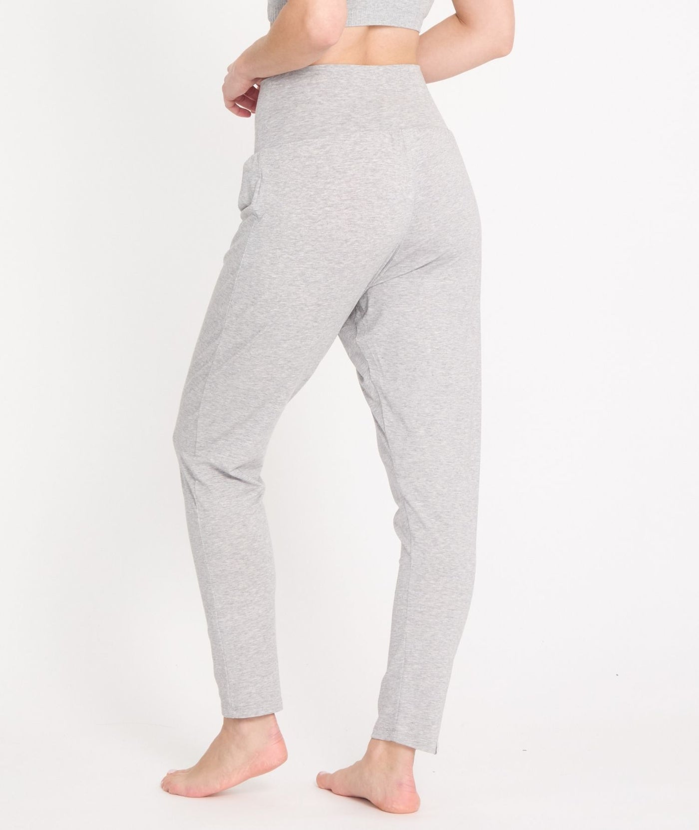 Pantalon ample resserré en bas porté par une femme sur de dos de coloris gris clair chiné